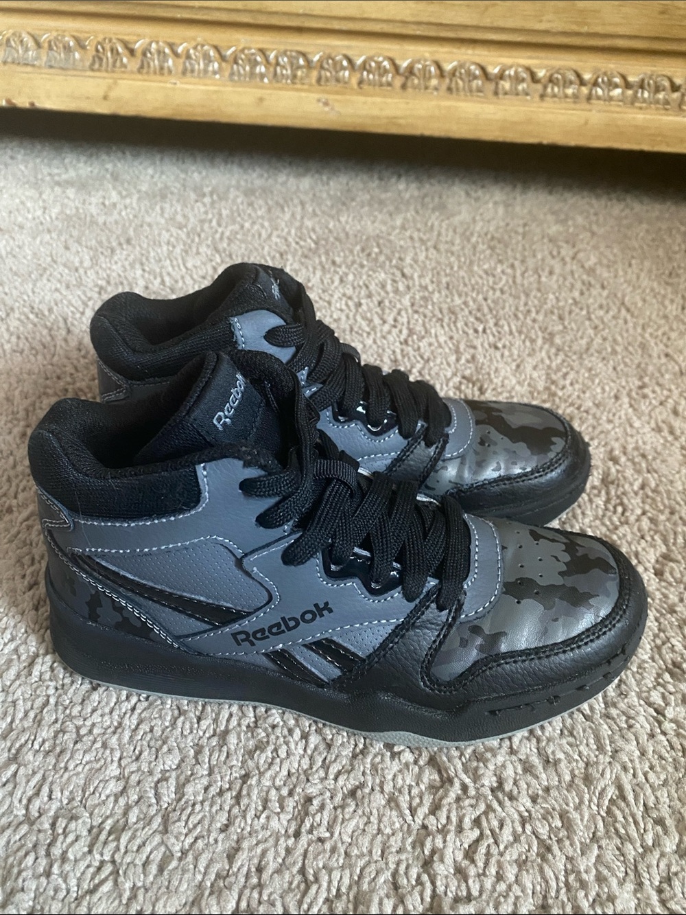 Reebok Court Kids High trainer Sneakers in Gray and Black Camo 1Y